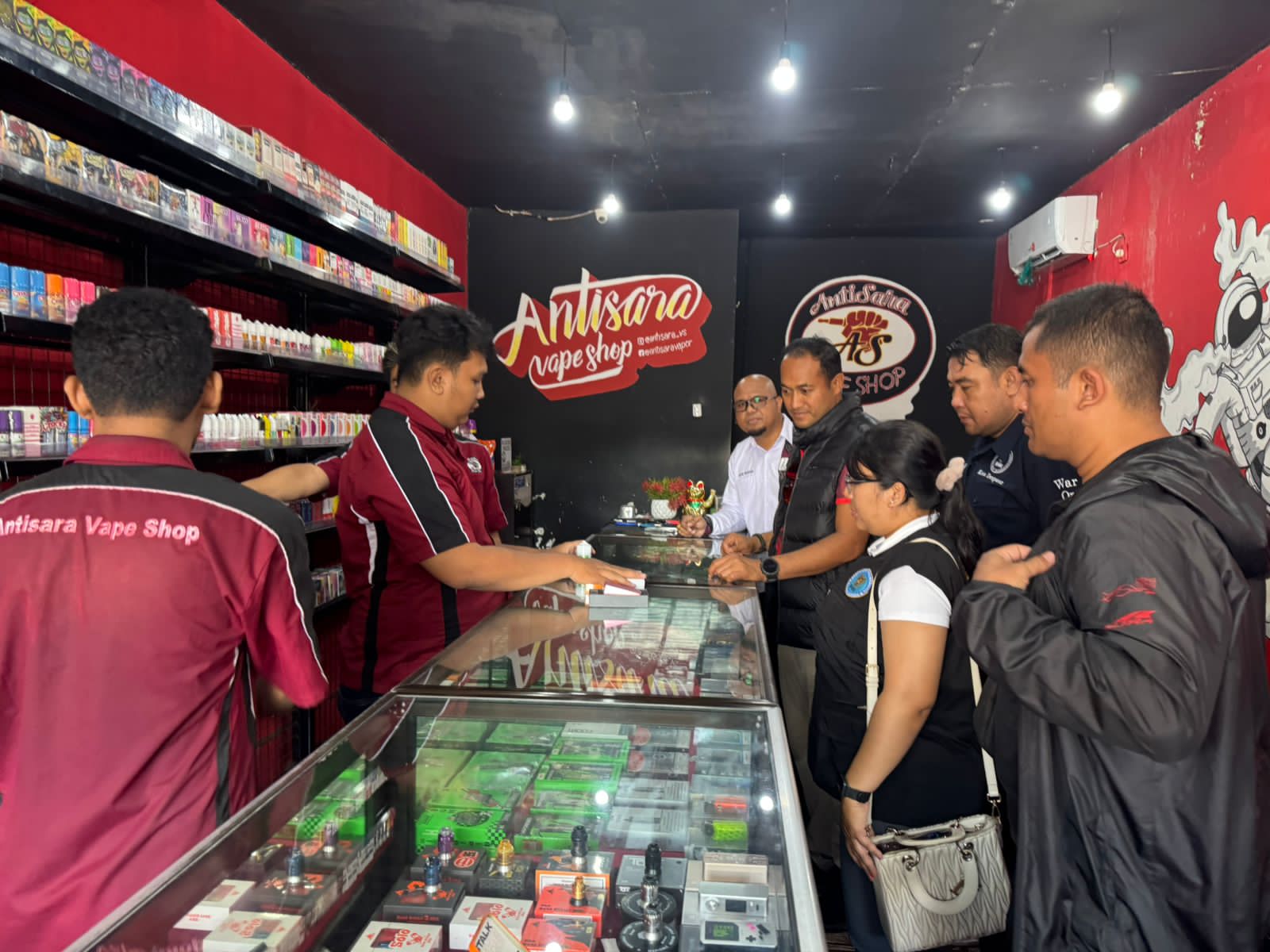 KEPALA BNN Kota Denpasar, AKBP Leo Dedy Defretes, bersama Asosiasi Vaporiser Bali melaksanakan pengawasan langsung ke pabrik liquid dan toko-toko vape di Kota Denpasar. Foto: ist
