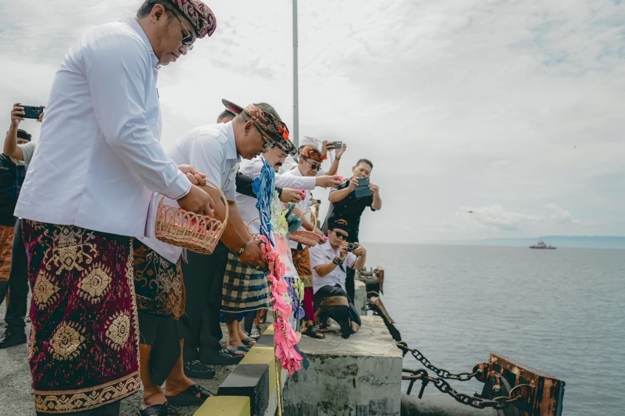 WABUP KARANGASEM, Pandu Prapanca Lagosa, bersama jajaran Forkopimda melakukan prosesi tabur bunga di Dermaga Cruise Tanah Ampo, Kecamatan Manggis, Senin (10/11/2025), sebagai bentuk penghormatan kepada para pahlawan bangsa. Foto: ist