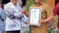 SEKRETARIS Daerah Kota Denpasar, Ida Bagus Alit Wiradana, menerima penghargaan Dwija Praja Nugraha dari Ketua PGRI Kota Denpasar, I Ketut Suarya. Foto: ist SEKRETARIS Daerah Kota Denpasar, Ida Bagus Alit Wiradana, menerima penghargaan Dwija Praja Nugraha dari Ketua PGRI Kota Denpasar, I Ketut Suarya. Foto: ist