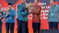 BUPATI Satria menerima penghargaan Innovative Government Award 2025 dari Mendagri di Jakarta. Foto: ist BUPATI Satria menerima penghargaan Innovative Government Award 2025 dari Mendagri di Jakarta. Foto: ist