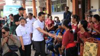 BUPATI Satria menyalami anak-anak disabilitas di puncak peringatan Hari Disabilitas Internasional 2025, Rabu (3/12/2025). Foto: ist BUPATI Satria menyalami anak-anak disabilitas di puncak peringatan Hari Disabilitas Internasional 2025, Rabu (3/12/2025). Foto: ist
