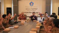 BUPATI Satria memimpin rapat tim teknis pelayanan izin berusaha, perizinan non-berusaha dan non-perizinan di ruang rapat Mall Pelayanan Publik Klungkung, Senin (22/12/2025). Foto: ist BUPATI Satria memimpin rapat tim teknis pelayanan izin berusaha, perizinan non-berusaha dan non-perizinan di ruang rapat Mall Pelayanan Publik Klungkung, Senin (22/12/2025). Foto: ist