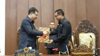 SERAH -terima berita acara sidang paripurna DPRD Gianyar tentang keputusan terhadap 6 raperda tahun 2025, 2 raperda percepatan Kabupaten Gianyar, serta Raperda tentang Air Tanah Inisiatif DPRD Gianyar. Foto: adi SERAH -terima berita acara sidang paripurna DPRD Gianyar tentang keputusan terhadap 6 raperda tahun 2025, 2 raperda percepatan Kabupaten Gianyar, serta Raperda tentang Air Tanah Inisiatif DPRD Gianyar. Foto: adi