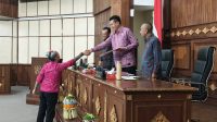 GRACE Anastasia (kiri) menyerahkan PU Fraksi Gerindra-PSI kepada Ketua DPRD Bali, Dewa Made Mahayadnya, dalam rapat paripurna di Gedung Wiswa Sabha Kantor Gubernur Bali, Senin (15/12/2025). Foto: ist GRACE Anastasia (kiri) menyerahkan PU Fraksi Gerindra-PSI kepada Ketua DPRD Bali, Dewa Made Mahayadnya, dalam rapat paripurna di Gedung Wiswa Sabha Kantor Gubernur Bali, Senin (15/12/2025). Foto: ist
