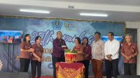 PUNCAK HUT ke-22 SMPN 11 Denpasar pada Selasa (16/12/2025) ditandai dengan pemotongan tumpeng HUT oleh Kepala SMPN 11 Denpasar, Komang Anggreni. Foto: ist PUNCAK HUT ke-22 SMPN 11 Denpasar pada Selasa (16/12/2025) ditandai dengan pemotongan tumpeng HUT oleh Kepala SMPN 11 Denpasar, Komang Anggreni. Foto: ist