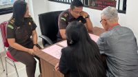 PELIMPAHAN Tahap II diterima Jaksa Penuntut Umum Kejaksaan Negeri Gianyar, yakni Kepala Subseksi Penuntutan, Upaya Hukum Luar Biasa dan Eksekusi. Foto: ist PELIMPAHAN Tahap II diterima Jaksa Penuntut Umum Kejaksaan Negeri Gianyar, yakni Kepala Subseksi Penuntutan, Upaya Hukum Luar Biasa dan Eksekusi. Foto: ist