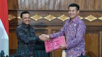 KETUA DPRD Bali, Dewa Made Mahayadnya (kanan), saat menyerahkan PU Fraksi DPRD Bali kepada Sekda Dewa Made Indra usai rapat paripurna DPRD Bali, Senin (15/12/2025). Foto: ist KETUA DPRD Bali, Dewa Made Mahayadnya (kanan), saat menyerahkan PU Fraksi DPRD Bali kepada Sekda Dewa Made Indra usai rapat paripurna DPRD Bali, Senin (15/12/2025). Foto: ist