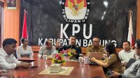 KETUA KPU Bali, I Dewa Agung Gede Lidartawan, Senin (22/12/2025) saat pembinaan dan memberi arahan dalam rapat bersama KPU Badung dan stakeholder terkait sanksi atas pembuangan sampah di selokan KPU Badung. Foto: hen KETUA KPU Bali, I Dewa Agung Gede Lidartawan, Senin (22/12/2025) saat pembinaan dan memberi arahan dalam rapat bersama KPU Badung dan stakeholder terkait sanksi atas pembuangan sampah di selokan KPU Badung. Foto: hen