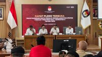 KETUA KPU Bali, I Dewa Agung Gede Lidartawan, saat memimpin rapat pleno PDPB Semester II 2025 yang dihadiri Bawaslu Bali dan para instansi terkait serta partai politik di KPU Bali, Kamis (11/12/2025). Foto: ist KETUA KPU Bali, I Dewa Agung Gede Lidartawan, saat memimpin rapat pleno PDPB Semester II 2025 yang dihadiri Bawaslu Bali dan para instansi terkait serta partai politik di KPU Bali, Kamis (11/12/2025). Foto: ist