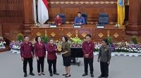 KABUPATEN Bangli kembali meraih beberapa penghargaan dalam mewujudkan tata kelola pemerintahan yang transparan dan akuntabel dari Komisi Informasi (KI) Provinsi Bali. Penghargaan diserahkan di Gedung Utama Wiswa Sabha Kantor Gubernur Bali. Foto: ist KABUPATEN Bangli kembali meraih beberapa penghargaan dalam mewujudkan tata kelola pemerintahan yang transparan dan akuntabel dari Komisi Informasi (KI) Provinsi Bali. Penghargaan diserahkan di Gedung Utama Wiswa Sabha Kantor Gubernur Bali. Foto: ist