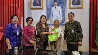 KETUA TP PKK Kabupaten Bangli, Sariasih Sedana Arta, menyalurkan bantuan Corporate Social Responsibility (CSR) BPD Bali kepada Keluarga Berisiko Stunting, di kantor Bupati Bangli, Selasa (2/12/2025). Foto: ist KETUA TP PKK Kabupaten Bangli, Sariasih Sedana Arta, menyalurkan bantuan Corporate Social Responsibility (CSR) BPD Bali kepada Keluarga Berisiko Stunting, di kantor Bupati Bangli, Selasa (2/12/2025). Foto: ist