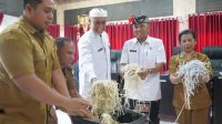 SEKDA Bangli, I Dewa Bagus Riana Putra, memimpin pemusnahan arsip Sekretariat Daerah Kabupaten Bangli di kantor Bupati Bangli, Senin (22/12/2025). Foto: ist SEKDA Bangli, I Dewa Bagus Riana Putra, memimpin pemusnahan arsip Sekretariat Daerah Kabupaten Bangli di kantor Bupati Bangli, Senin (22/12/2025). Foto: ist