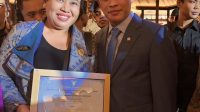 KEPALA SMP PGRI 3 Denpasar, Ni Made Chandra Widayanti, menerima Penghargaan Sekolah Adiwiyata Nasional 2025 dari Menteri Menteri Lingkungan Hidup (LH)/Kepala Badan Pengendalian Lingkungan Hidup (BPLH), Hanif Faisol Nurofiq dilangsungkan di Taman Mini Indonesia Indah (TMII), Jakarta, Kamis (11/12/2025). Foto: ist KEPALA SMP PGRI 3 Denpasar, Ni Made Chandra Widayanti, menerima Penghargaan Sekolah Adiwiyata Nasional 2025 dari Menteri Menteri Lingkungan Hidup (LH)/Kepala Badan Pengendalian Lingkungan Hidup (BPLH), Hanif Faisol Nurofiq dilangsungkan di Taman Mini Indonesia Indah (TMII), Jakarta, Kamis (11/12/2025). Foto: ist
