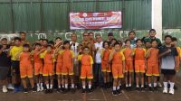 KETUA KONI Kota Denpasar, I Putu Yudi Atmika, foto bersama Coach License ITF, I Ketut Dirga, dan peserta usai membuka sosialisasi tenis beginners red ball di Lapangan Tenis Indoor GOR Kompyang Sujana, Senin (22/12/2025). Foto: tra KETUA KONI Kota Denpasar, I Putu Yudi Atmika, foto bersama Coach License ITF, I Ketut Dirga, dan peserta usai membuka sosialisasi tenis beginners red ball di Lapangan Tenis Indoor GOR Kompyang Sujana, Senin (22/12/2025). Foto: tra