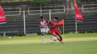 banteng bali PEMAIN Banteng Bali (merah) berebut bola dengan pemain Banteng Tapanuli Utara dalam laga di Stadion I Gusti Ngurah Rai, Denpasar, Selasa (9/12/2025). Foto: IST