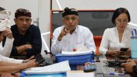 lidartawan KETUA KPU Bali, I Dewa Agung Gede Lidartawan, memberi pembinaan kepada Ketua dan anggota KPU Badung terkait kesalahan membuang sampah ke selokan yang jadi viral di media sosial, Jumat (19/12/2025). FOTO: IST