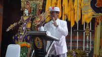 nyoman kenak NYOMAN Kenak selaku Ketua Umum MGPSSR Pusat saat memberi sambutan pada Pesamuan Agung XIX yang digelar di Sekretariat MGPSSR, Jalan Cekomaria, Denpasar, Sabtu (27/12/2025). Foto: IST