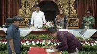 BUPATI Karangasem, I Gusti Putu Parwata, menghadiri kegiatan penandatanganan Kontrak Payung Konsolidasi Pengadaan Kertas dan Tinta Komputer Pemkab Karangasem. Foto: ist BUPATI Karangasem, I Gusti Putu Parwata, menghadiri kegiatan penandatanganan Kontrak Payung Konsolidasi Pengadaan Kertas dan Tinta Komputer Pemkab Karangasem. Foto: ist
