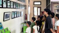 PENGUNJUNG melihat dokumentasi foto para Bupati dan Wakil Bupati Gianyar sejak tahun 1950, deretan Ketua DPRD dari tahun 1960, hingga berbagai dokumen lintas sejarah hasil penelusuran di Arsip Nasional Republik Indonesia (ANRI) yang dipamerkan Dispusar Gianyar. Foto: ist PENGUNJUNG melihat dokumentasi foto para Bupati dan Wakil Bupati Gianyar sejak tahun 1950, deretan Ketua DPRD dari tahun 1960, hingga berbagai dokumen lintas sejarah hasil penelusuran di Arsip Nasional Republik Indonesia (ANRI) yang dipamerkan Dispusar Gianyar. Foto: ist