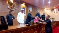 SANG Nyoman Wijaya yang mewakili Fraksi PDIP menegaskan, zonasi atau batas jarak minimal toko swalayan harus ditetapkan ketat berdasarkan kajian lapangan. Foto: ist SANG Nyoman Wijaya yang mewakili Fraksi PDIP menegaskan, zonasi atau batas jarak minimal toko swalayan harus ditetapkan ketat berdasarkan kajian lapangan. Foto: ist