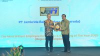 DIREKTUR Operasional Jamkrida Bali, I Made Gde Budi Dwipayana (kanan), menerima penghargaan “The Most Brilliant CEO in Human Capital Transformation of The Year 2025 – Regional Champion” yang diserahkan perwakilan dewan juri IHCBA 2025 Gatot Trihargo. Foto: ist DIREKTUR Operasional Jamkrida Bali, I Made Gde Budi Dwipayana (kanan), menerima penghargaan “The Most Brilliant CEO in Human Capital Transformation of The Year 2025 – Regional Champion” yang diserahkan perwakilan dewan juri IHCBA 2025 Gatot Trihargo. Foto: ist