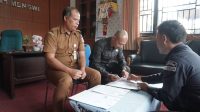 KETUA Bawaslu Badung, Wayan Semara Cipta (tengah) membubuhkan tanda tangan dalam Perjanjian Kerja Sama (PKS) dalam Penguatan Pengawasan Partisipatif melalui Program Gempar (Gerakan Masyarakat Pengawas Partisipatif), Senin (26/1/2026) di SMAN 1 Mengwi. Foto: ist KETUA Bawaslu Badung, Wayan Semara Cipta (tengah) membubuhkan tanda tangan dalam Perjanjian Kerja Sama (PKS) dalam Penguatan Pengawasan Partisipatif melalui Program Gempar (Gerakan Masyarakat Pengawas Partisipatif), Senin (26/1/2026) di SMAN 1 Mengwi. Foto: ist