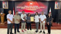 KPU Denpasar menyerahkan data DPB Triwulan IV 2025 kepada Bawaslu Denpasar usai rapat pleno DPB di KPU Denpasar, beberapa waktu lalu. Foto: ist KPU Denpasar menyerahkan data DPB Triwulan IV 2025 kepada Bawaslu Denpasar usai rapat pleno DPB di KPU Denpasar, beberapa waktu lalu. Foto: ist