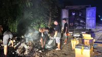 KARYAWAN perusahaan roti perusahaan membersihkan dan mengangkut kembali sampah yang dibuang. Foto: ist KARYAWAN perusahaan roti perusahaan membersihkan dan mengangkut kembali sampah yang dibuang. Foto: ist