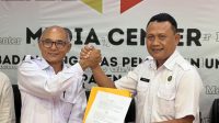 KETUA Bawaslu dan Kepala BNN Gianyar menunjukkan Perjanjian Kerja Sama (PKS) antara Bawaslu Kabupaten Gianyar dan BNN Kabupaten Gianyar. Foto: ist KETUA Bawaslu dan Kepala BNN Gianyar menunjukkan Perjanjian Kerja Sama (PKS) antara Bawaslu Kabupaten Gianyar dan BNN Kabupaten Gianyar. Foto: ist