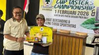 GDE Sumarjaya Linggih (Demer) menyerahkan hadiah kepada juara I Golkar Denpasar Cup Tasters Championship di wantilan DPD Partai Golkar Bali, Minggu (1/2/2026). Foto: ist GDE Sumarjaya Linggih (Demer) menyerahkan hadiah kepada juara I Golkar Denpasar Cup Tasters Championship di wantilan DPD Partai Golkar Bali, Minggu (1/2/2026). Foto: ist