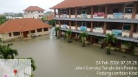 KONDISI SMPN 13 Denpasar terendam banjir, Selasa (24/2/2026). Akibat banjir, kegiatan belajar mengajar tatap muka dihentikan sementara hingga kondisi sekolah membaik. Kegiatan belajar mengajar (KBM) dilaksanakan secara daring. Foto: ist KONDISI SMPN 13 Denpasar terendam banjir, Selasa (24/2/2026). Akibat banjir, kegiatan belajar mengajar tatap muka dihentikan sementara hingga kondisi sekolah membaik. Kegiatan belajar mengajar (KBM) dilaksanakan secara daring. Foto: ist