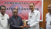 WABUP Tjok Surya memberi cenderamata tumbler bermotif lukisan wayang kamasan kepada Staf Khusus Kemenham RI. Foto: ist WABUP Tjok Surya memberi cenderamata tumbler bermotif lukisan wayang kamasan kepada Staf Khusus Kemenham RI. Foto: ist