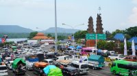 ARUS mudik dari Bali menuju pulau Jawa melalui Pelabuhan Gilimanuk, Kelurahan Gilimanuk, Kecamatan Melaya, Kabupaten Jembrana mengalami kepadatan ekstrem. Bahkan, antrean kendaraan mengular hingga wilayah Kecamatan Negara, atau sepanjang 33 kilometer. Foto: ist ARUS mudik dari Bali menuju pulau Jawa melalui Pelabuhan Gilimanuk, Kelurahan Gilimanuk, Kecamatan Melaya, Kabupaten Jembrana mengalami kepadatan ekstrem. Bahkan, antrean kendaraan mengular hingga wilayah Kecamatan Negara, atau sepanjang 33 kilometer. Foto: ist