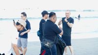 WISATAWAN di Pantai Kuta memberi acungan jempol saat Bawaslu Badung bersama Kawan Alam Bali dan stakeholder vertikal melaksanakan bersih-bersih Pantai Kuta, Minggu (29/3/2026) pagi. Foto: ist WISATAWAN di Pantai Kuta memberi acungan jempol saat Bawaslu Badung bersama Kawan Alam Bali dan stakeholder vertikal melaksanakan bersih-bersih Pantai Kuta, Minggu (29/3/2026) pagi. Foto: ist