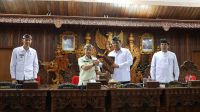 BUPATI Made Satria memberikan LKPJ Bupati Klungkung Tahun Anggaran 2025 kepada Ketua DPRD Klungkung, Anak Agung Gde Anom. Foto: ist BUPATI Made Satria memberikan LKPJ Bupati Klungkung Tahun Anggaran 2025 kepada Ketua DPRD Klungkung, Anak Agung Gde Anom. Foto: ist