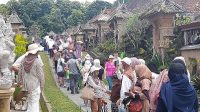 DESA Wisata Penglipuran, Kelurahan Kubu, Kecamatan Bangli, diserbu wisatawan yang didominasi wisatawan domestik (wisdom) saat libur panjang Nyepi dan Idul Fitri. Foto: ist DESA Wisata Penglipuran, Kelurahan Kubu, Kecamatan Bangli, diserbu wisatawan yang didominasi wisatawan domestik (wisdom) saat libur panjang Nyepi dan Idul Fitri. Foto: ist
