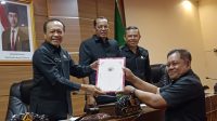 JURU bicara Fraksi PDIP, I Wayan Merta Suteja, meyampaikan pemandangan umum diterima oleh Ketua DPRD I Ketut Suastika. Foto: ist JURU bicara Fraksi PDIP, I Wayan Merta Suteja, meyampaikan pemandangan umum diterima oleh Ketua DPRD I Ketut Suastika. Foto: ist