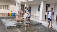 SISWA SMPN 17 Denpasar mencoba permainan tradisional metajog atau egrang saat sosialisasi permainan tradisional, Kamis (12/3/2026). Foto: ist SISWA SMPN 17 Denpasar mencoba permainan tradisional metajog atau egrang saat sosialisasi permainan tradisional, Kamis (12/3/2026). Foto: ist