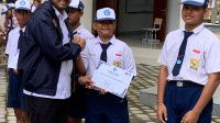 KEPALA BNN Kota Denpasar, Kombes Pol. Leo Dedy, menyerahkan piagam penghargaan video edukasi anti-bulliying dan antinarkoba pada siswa SMPN 17 Denpasar usai sebagai inspektur upacara bendera di SMPN 17 Denpasar, Senin (2/3/2026). Foto: ist KEPALA BNN Kota Denpasar, Kombes Pol. Leo Dedy, menyerahkan piagam penghargaan video edukasi anti-bulliying dan antinarkoba pada siswa SMPN 17 Denpasar usai sebagai inspektur upacara bendera di SMPN 17 Denpasar, Senin (2/3/2026). Foto: ist