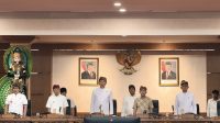 KETUA DPRD Bali, Dewa Made Mahayadnya, memimpin sidang paripurna dengan agenda Laporan Keterangan Pertanggungjawaban (LKPJ) tahun 2025 sekaligus pidato satu tahun kepemimpinan Gubernur-Wakil Gubernur periode 2025-2030, Rabu (25/3/2026). Foto: hen KETUA DPRD Bali, Dewa Made Mahayadnya, memimpin sidang paripurna dengan agenda Laporan Keterangan Pertanggungjawaban (LKPJ) tahun 2025 sekaligus pidato satu tahun kepemimpinan Gubernur-Wakil Gubernur periode 2025-2030, Rabu (25/3/2026). Foto: hen