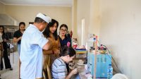 FITTING tahap I bagi para finalis Lomba Fashion Design (desain busana) dan Silver Jewellery Design (desain perhiasan perak). Foto: ist FITTING tahap I bagi para finalis Lomba Fashion Design (desain busana) dan Silver Jewellery Design (desain perhiasan perak). Foto: ist