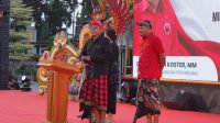 PERWAKILAN sesepuh PDIP Gianyar, Wayan Ardita, menyampaikan ucapan selamat sekaligus harapan agar penghargaan Leit Star menjadi motivasi untuk terus mengabdi kepada masyarakat dan partai. Foto: ist PERWAKILAN sesepuh PDIP Gianyar, Wayan Ardita, menyampaikan ucapan selamat sekaligus harapan agar penghargaan Leit Star menjadi motivasi untuk terus mengabdi kepada masyarakat dan partai. Foto: ist