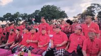 KETUA DPD PDIP Bali, Wayan Koster; didampingi Ketua DPC PDIP Gianyar, Made Mahayastra, saat pengukuhan Pengurus Anak Cabang (PAC), ranting dan anak ranting se-Kabupaten Gianyar. Foto: ist KETUA DPD PDIP Bali, Wayan Koster; didampingi Ketua DPC PDIP Gianyar, Made Mahayastra, saat pengukuhan Pengurus Anak Cabang (PAC), ranting dan anak ranting se-Kabupaten Gianyar. Foto: ist