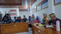PARUMAN Kertha Desa di Aula Kantor Desa Awan, Senin (23/3/2026). Akibat unggahan videonya jalan-jalan saat Hari Raya Nyepi pada Kamis (18/3/2026), viral konten kreator "Saka Boy", yang nama aslinya I Wayan Saka Warsa, akhirnya dikenai sanksi adat. Foto: ist PARUMAN Kertha Desa di Aula Kantor Desa Awan, Senin (23/3/2026). Akibat unggahan videonya jalan-jalan saat Hari Raya Nyepi pada Kamis (18/3/2026), viral konten kreator "Saka Boy", yang nama aslinya I Wayan Saka Warsa, akhirnya dikenai sanksi adat. Foto: ist