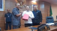 SEKDA Bangli, I Dewa Bagus Riana Putra, serahkan LKPJ 2025 kepada Ketua DPRD untuk dibahas. Foto: ist SEKDA Bangli, I Dewa Bagus Riana Putra, serahkan LKPJ 2025 kepada Ketua DPRD untuk dibahas. Foto: ist