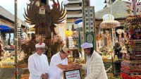 BUPATI Bangli, Sang Nyoman Sedana Arta, menyerahkan bantuan dana punia Rp100 juta yang diterima Jero Gede Batur Duuran saat bhakti penganyar, Minggu (5/4/2026). Foto: ist BUPATI Bangli, Sang Nyoman Sedana Arta, menyerahkan bantuan dana punia Rp100 juta yang diterima Jero Gede Batur Duuran saat bhakti penganyar, Minggu (5/4/2026). Foto: ist