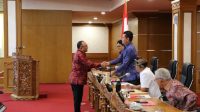 KUSUMA Putra (kiri) menyerahkan Rekomendasi DPRD Bali terhadap Laporan Keterangan Pertanggungjawaban (LKPJ) Kepala Daerah Tahun 2025, dalam rapat paripurna, Jumat (24/4/2026) kepada Ketua DPRD Dewa Made Mahayadnya. Foto: ist KUSUMA Putra (kiri) menyerahkan Rekomendasi DPRD Bali terhadap Laporan Keterangan Pertanggungjawaban (LKPJ) Kepala Daerah Tahun 2025, dalam rapat paripurna, Jumat (24/4/2026) kepada Ketua DPRD Dewa Made Mahayadnya. Foto: ist