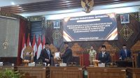 RAPAT paripurna DPRD Karangasem dengan agenda Penyampaian Catatan Strategis dan Rekomendasi terhadap LKPJ tersebut. Rapat dipimpin Ketua DPRD I Wayan Suastika, serta dihadiri oleh unsur pimpinan Dewan, seluruh anggota dan Bupati Karangasem. Foto: ist RAPAT paripurna DPRD Karangasem dengan agenda Penyampaian Catatan Strategis dan Rekomendasi terhadap LKPJ tersebut. Rapat dipimpin Ketua DPRD I Wayan Suastika, serta dihadiri oleh unsur pimpinan Dewan, seluruh anggota dan Bupati Karangasem. Foto: ist
