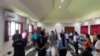 WORKSHOP Yoga secara serentak diikuti guru di Denpasar di Aula SMPN 17 Denpasar, Senin (27/4/2026). Kegiatan ini merupakan hasil kolaborasi strategis antara Disdikpora Kota Denpasar, UHN I Gusti Bagus Sugriwa, dan Bank Indonesia. Foto: ist WORKSHOP Yoga secara serentak diikuti guru di Denpasar di Aula SMPN 17 Denpasar, Senin (27/4/2026). Kegiatan ini merupakan hasil kolaborasi strategis antara Disdikpora Kota Denpasar, UHN I Gusti Bagus Sugriwa, dan Bank Indonesia. Foto: ist