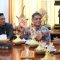 ANGGOTA DPR RI, Samuel J. D. Wattimena, melihat kualitas kerajinan UMKM di Klungkung, Rabu (6/5/2026) di ruang rapat Kantor Bupati Klungkung. Foto: ist ANGGOTA DPR RI, Samuel J. D. Wattimena, melihat kualitas kerajinan UMKM di Klungkung, Rabu (6/5/2026) di ruang rapat Kantor Bupati Klungkung. Foto: ist